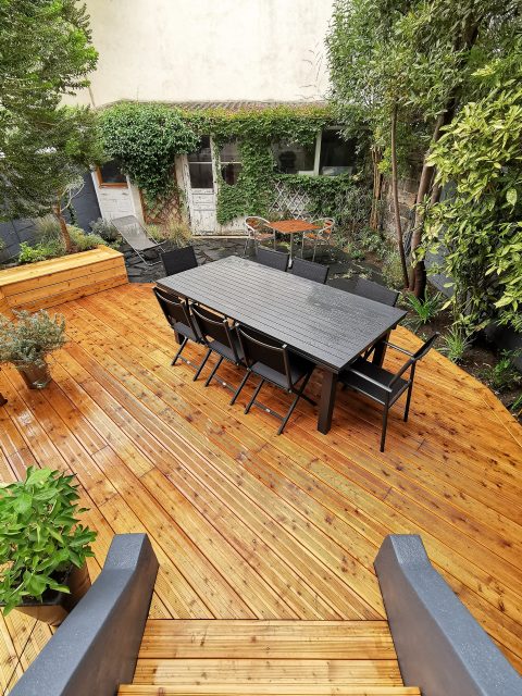 Terrasse bois et jardin de ville